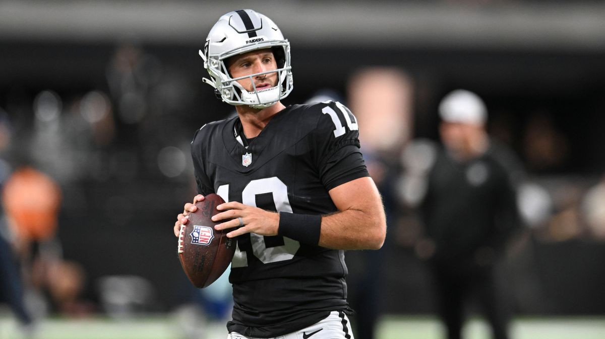 NFL, American Football Herren, USA Dallas Cowboys at Las Vegas Raiders Aug 17, 2024; Paradise, Nevada, USA; Las Vegas Raiders quarterback Nathan Peterman (10) warms up against the Dallas Cowboys at...