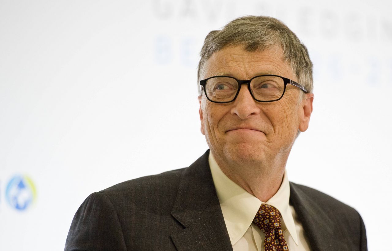 Platz 3: Bill Gates. Mit aktuell ausgewiesenen 130 Milliarden Dollar rangiert der frühere Microsoft-Boss nun hinter Elon Musk. Allerdings geht das "kleinere" Vermögen auch darauf zurück, dass Gates ein freizügiger Spender ist: Die Bill &amp; Melinda Gates Foundation gilt mit Einlagen von knapp 46,8 Milliarden Dollar als weltgrößte Privatstiftung. Für die Entwicklung und Verteilung von Corona-Impfstoffen stellte das Ehepaar Ga