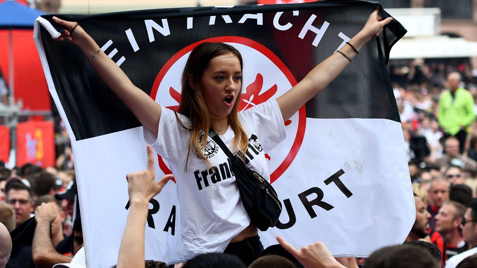 
                <strong>Empfang der Eintracht-Pokalhelden am Frankfurter Römer</strong><br>
                Laut Medienberichten kamen am Sonntagnachmittag rund 15.000 Eintracht-Fans, um mit ihren Helden den Pokal-Coup zu feiern.
              