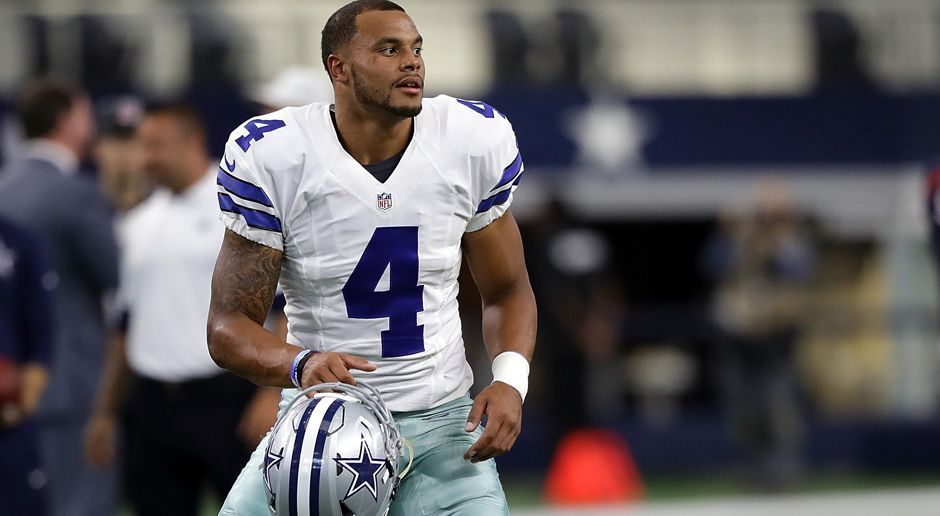 
                <strong>Gewinner: Dak Prescott</strong><br>
                In den ersten Wochen der Preseason erspielte sich der Rookie-Quarterback seinen Platz im Roster der Dallas Cowboys. Doch spätestens seit Woche 3 ist alles anders: Nach der schweren Verletzung von Routinier Tony Romo ist Prescott urplötzlich der Hoffnungsträger der Cowboys. Zum Saisonstart wird er wohl Starter sein. Mit seinem schnellen Release und seinen Laserpässen könnte der 23-Jährige sogar für das Ende der Ära Romo sorgen.
              