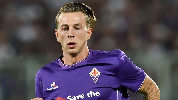 
                <strong>Federico Bernardeschi (Florenz)</strong><br>
                Federico Bernardeschi: Bei Florenz spielt sich der 21-Jährige gerade in den Mittelpunkt. Der Rechtsaußen gehört bislang zum Stammpersonal von Trainer Paulo Sousa, bekommt aber kurz vorm Ende der Transferperiode mit Jakub Blaszczykowski einen starken Konkurrenten. Setzt er sich gegen den Polen durch, kann Bernardeschi ein Großer werden.
              