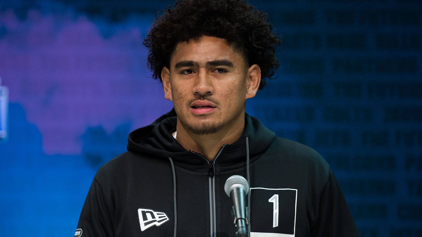 
                <strong>Devin Asiasi</strong><br>
                Vorgesorgt haben die Patriots bereits beim Draft. In Runde drei angelte sich Belichick mit Devin Asiasi eine weitere Option. Doch der UCLA-Absolvent plagt sich mit dem gleichen Problem wie alle Rookies: Wegen der verkürzten Saisonvorbereitung und der abgesagten Preseaon-Spielen infolge der Corona-Pandemie fehlt wichtige Zeit zum Einspielen. Sehr wahrscheinlich wird der fangstarke Modellathlet mit Wurzeln in Samoa und Tonga aber seine Einsatzzeit bekommen.
              