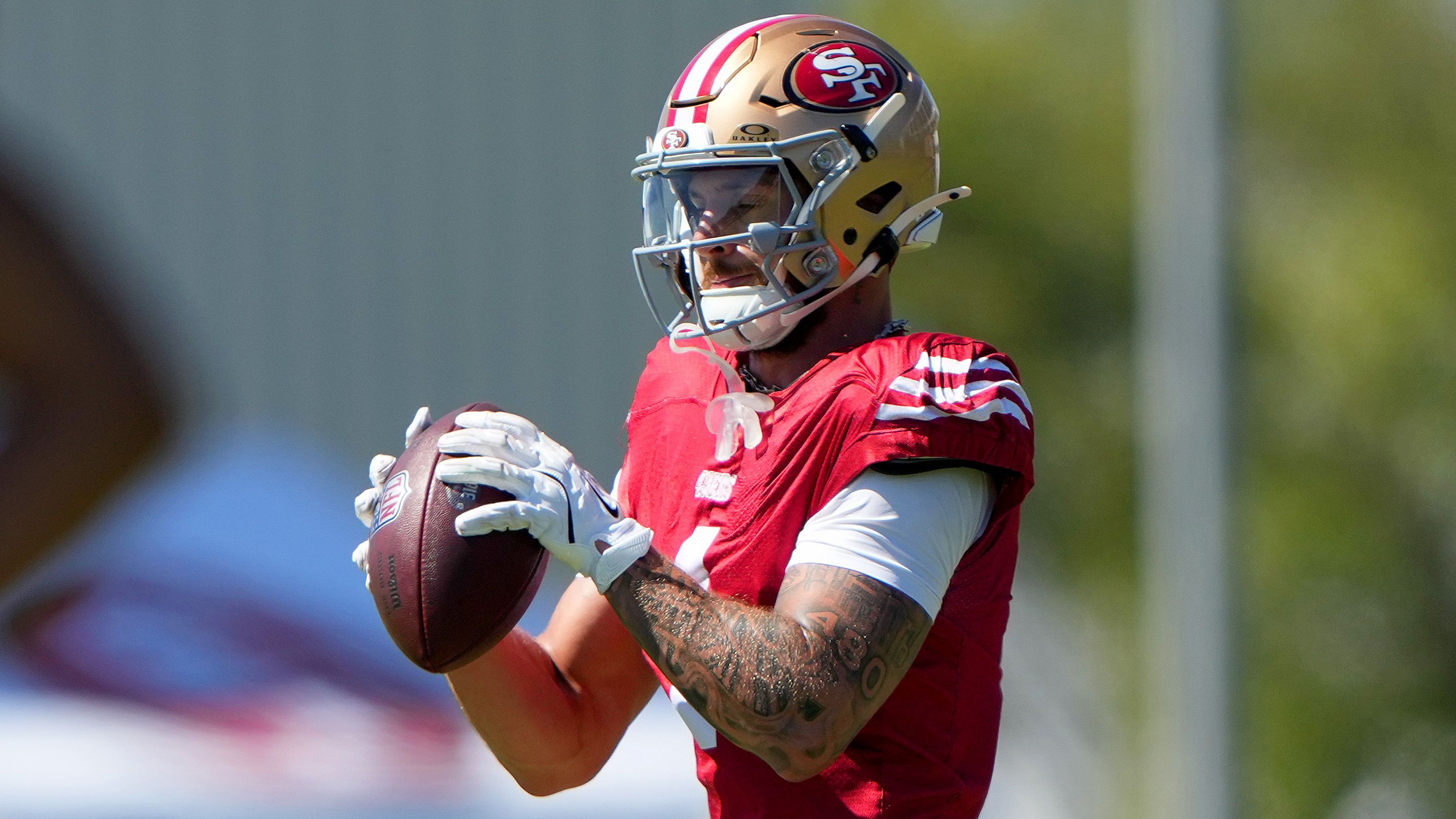 <strong>San Francisco 49ers: Ricky Pearsall (Wide Receiver)</strong><br>Die 49ers sind in WR-Not: Deebo Samuel weg, Brandon Aiyuk verletzt, Demarcus Robinson zum Saisonstart gesperrt. Hier könnte Ricky Pearsall ins Rampenlicht rücken. Der Erstrundenpick von 2024 fing als Rookie 31 Pässe für 400 Yards und drei Touchdowns – und setzte in Week 16 mit 141 Yards gegen die Lions ein dickes Ausrufezeichen. Jetzt könnte er eine deutlich größere Rolle in der Offense spielen.
