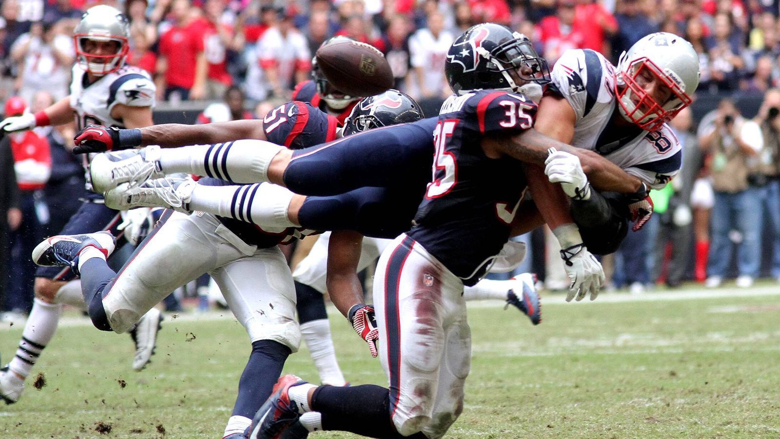 
                <strong>2013: Armbruch</strong><br>
                Dieselbe Saison, dieselbe Verletzung: In der Divisional Round der Playoffs 2012/13 bricht sich Gronk im Spiel der Patriots gegen die Houston Texans erneut den linken Arm. Er verpasst das AFC Championship Game gegen die Baltimore Ravens, das New England klar mit 13:28 verliert.
              