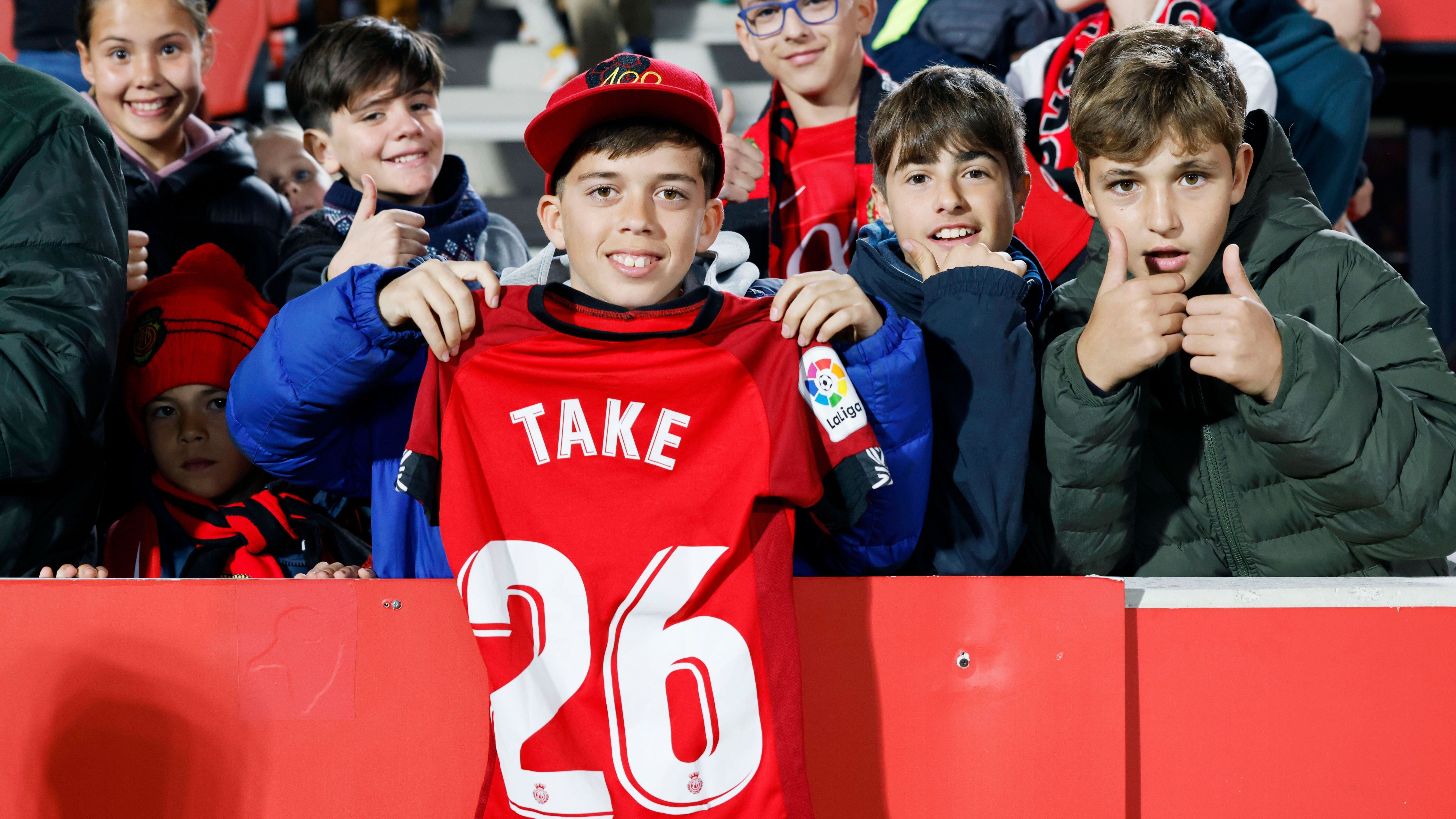 <strong>RCD Mallorca (Spanien)</strong><br>... "Da ist absolut nichts dran", sagte Pablo Ortells bei einer Pressekonferenz. RCD beendete die vergangene Saison auf Platz 15, hätte aber um ein Haar international gespielt. Der Inselklub erreichte das Pokalfinale, unterlag aber im Elfmeterschießen gegen Bilbao. Mallorca sucht zwar dringend einen erfahrenen Innenverteidiger und Hummels hat bereits eine Immobilie dort - aber zur Zusammenarbeit kommt es wohl nicht.