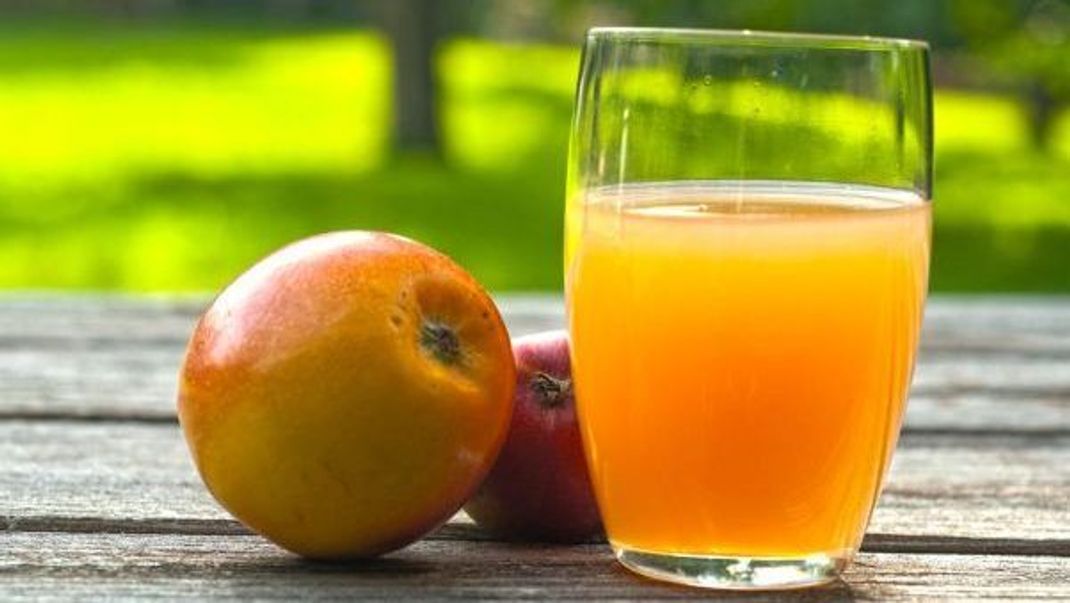 Ein Glas Apfelsaft enthält ungefähr gleich viel Zucker wie ein Glas Cola.