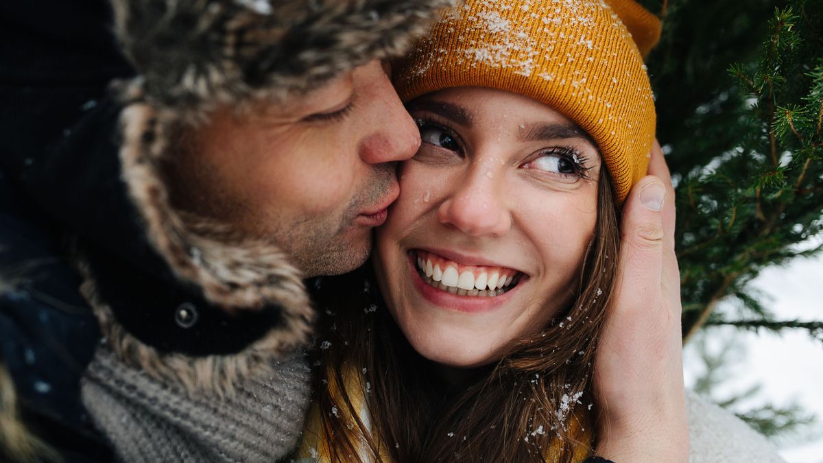 Paar glücklich: Wie man an Weihnachten Beziehungsprobleme überlebt