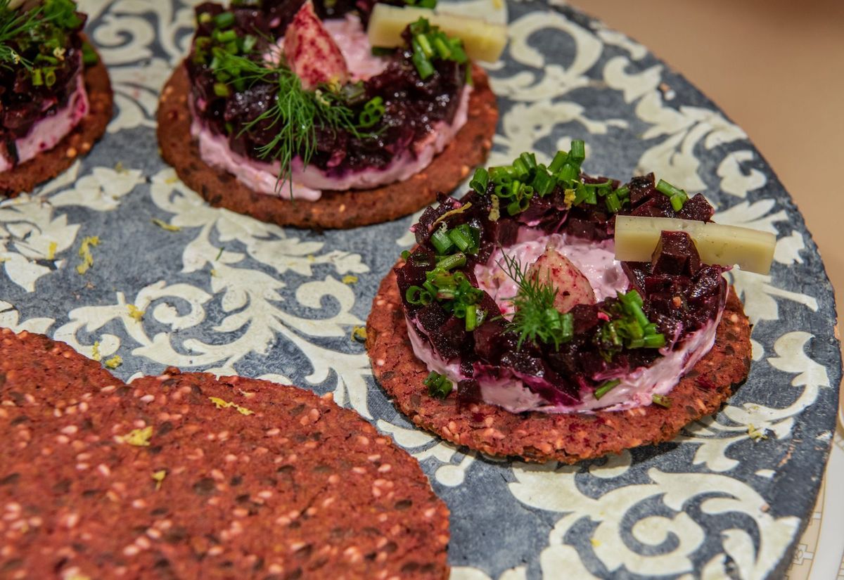 Dinkel-Rote-Bete-Knäckebrot