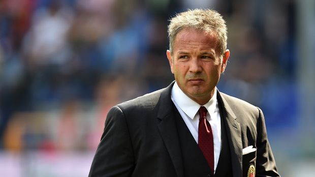 
                <strong>Sinisa Mihajlovic (AC Mailand) </strong><br>
                Sinisa Mihajlovic (AC Mailand): Mit vier Niederlagen und Platz zehn ist es für Italiens Meister von 2011 der schlechteste Saisonstart der Geschichte. Erst im Juni 2015 kommt Mihajlovic, um den Club wieder in die obere Tabellenhälfte zu führen. Bislang hat er die zweitschlechteste Defensivbilanz der Liga. 
              