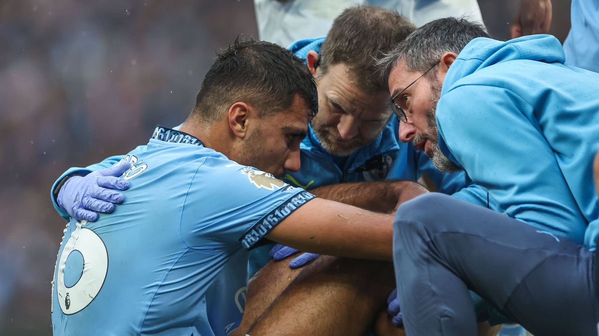 Premier League Manchester City v Arsenal Rodri of Manchester City receives treatment for an injury during the Premier League match Manchester City vs Arsenal at Etihad Stadium, Manchester, United K...