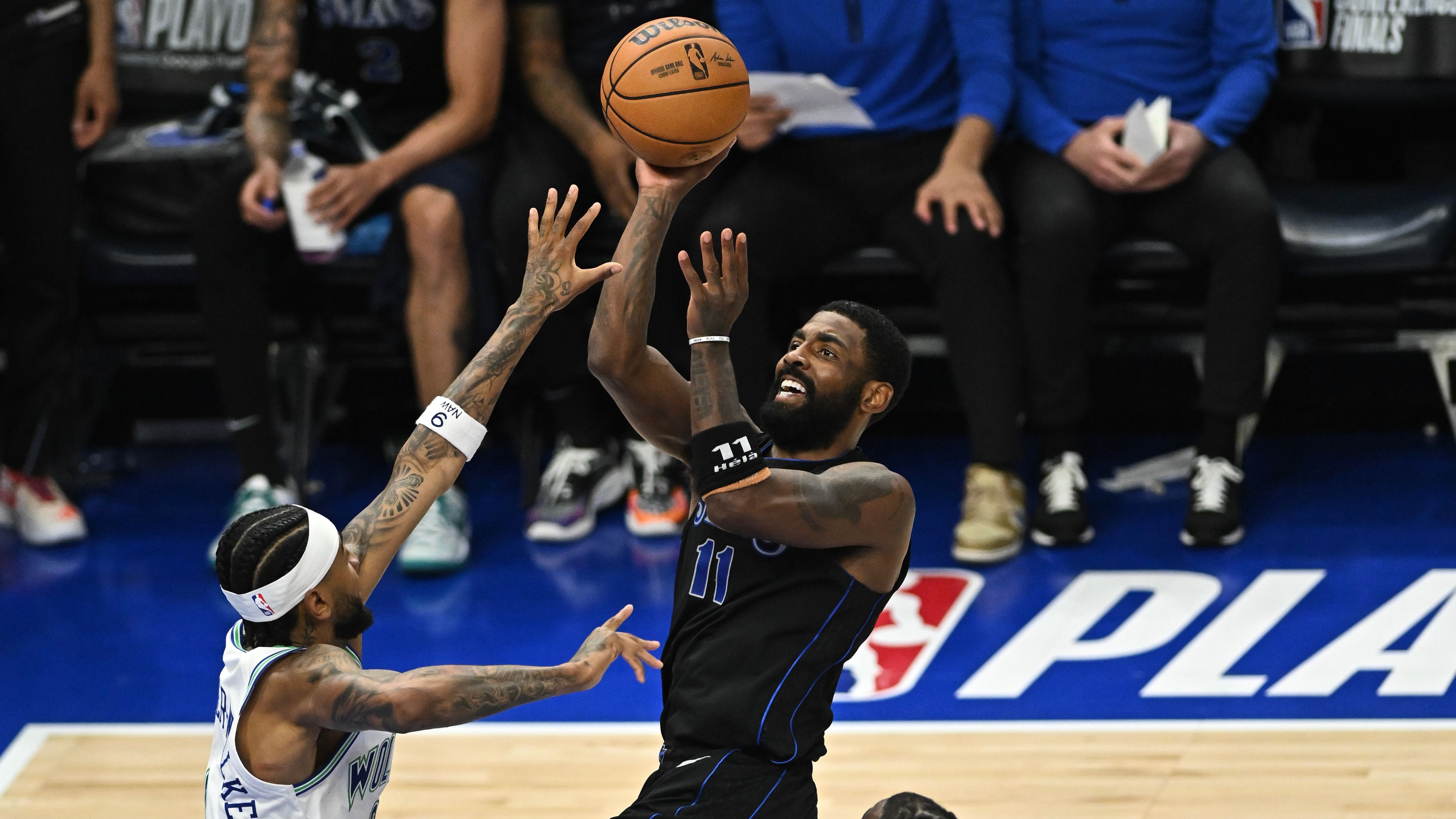 <strong>All-NBA Second Team: Kyrie Irving (Dallas Mavericks)</strong><br>Nach Doncic war Kyrie der zweitbeste Mavs-Spieler. Oft übernahm er gegen Ende einer Partie, wenn dem Slowenen die nötige Energie fehlte. Die Handlings von Irving sind wohl die besten der Liga. Das zeigte er auch in den Playoffs immer wieder eindrucksvoll. Gerade gegen Minnesota ließ er ein ums andere Mal Edwards schlecht aussehen. Gegen Boston schwächelte er jedoch, aufgrund der extrem guten Verteidiger gegen ihn. Seine Stats: 22,1 Punkte, 3,7 Rebounds und 5,1 Assists.