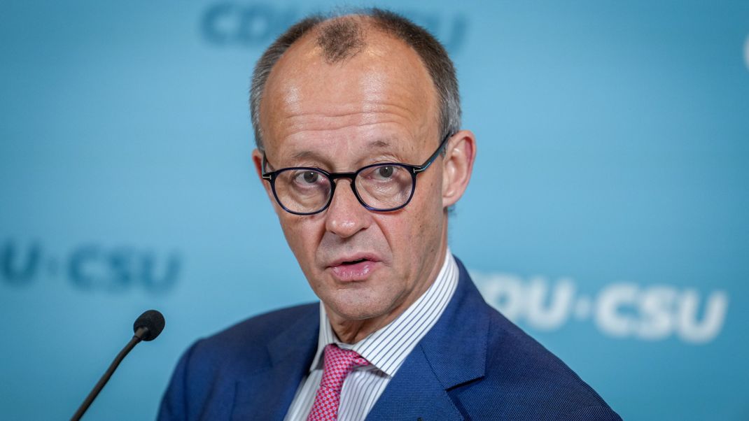 Friedrich Merz gesteht eine Fehleinschätzung bei seiner Abstimmung zur Vergewaltigung in der Ehe ein.