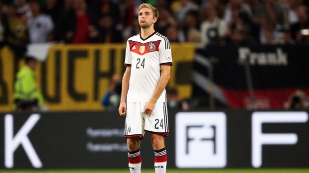 
                <strong>Verlierer - Christoph Kramer</strong><br>
                Verlierer - Christoph Kramer: Für den damaligen Leverkusener und heutigen Gladbacher dauerte das Länderspieljahr im Prinzip nur 60 Sekunden. Er kam beim 4:1-Erfolg Deutschlands im Testspiel gegen Italien zu seinem einzigen und bislang letzten Länderspiel-Einsatz. Das war im März 2016. Seitdem herrscht zwischen Kramer und Löw Funkstille. Der Bundestrainer verzichtete in den darauffolgenden Spielen, also auch bei der EM, auf den Weltmeister von 2014. Angesichts nachrückender Alternativen wie Kimmich, Weigl oder Emre Can dürfte eine Rückkehr für Kramer ins DFB-Team immer schwieriger werden.
              