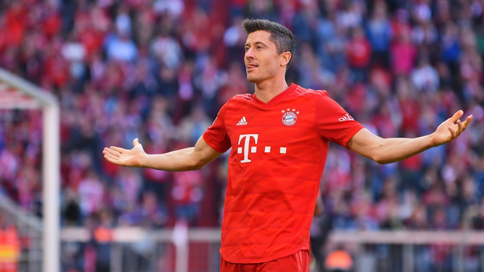 
                <strong>Lewandowski mit historischer Tor-Marke nach elf Spielen</strong><br>
                Robert Lewandowski trifft. Und trifft. Und trifft. Und trifft. Gegen Borussia Dortmund erzielte der Stürmer des FC Bayern München im elften Spiel seine Saisontore 15 und 16. Damit verbessert der Pole eine Uralt-Bestmarke von Gerd Müller. Der "Bomber der Nation" hatte vor 51 (!) Jahren in der Saison 1968/69 nach elf Spielen "nur" 15 Mal getroffen.
              