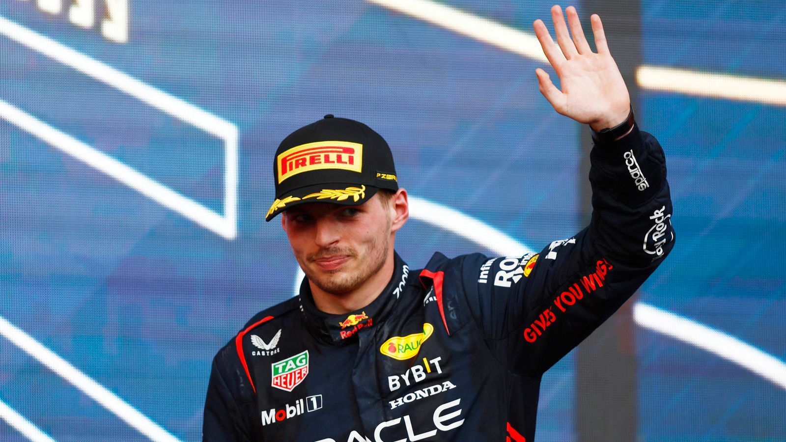 
                <strong>Gewinner: Max Verstappen</strong><br>
                Max Verstappen machte dieses Wochenende von sich reden. Besonders abseits der Strecke sorgte er für einige starke Aussagen, die der FIA und ihren Entscheidungen nicht gerade positiv gestimmt waren. "Wenn wir den Kalender immer weiter ausbauen und das ganze Wochenende so lang ist, fragt man sich irgendwann, ob es das wert ist", sagte der Niederländer. Vor allem gegenüber dem Sprintformat äußerte er seinen Unmut, verglich es mit "Zocken wie im Casino". Für ihn sei es kein Racing, sondern "mehr für die Show." Ganz deutlich ergänzte er: "Mir macht das keinen Spaß." Mit seiner verbalen Stimmungsmache sammelte Verstappen an diesem Wochenende wohl vor allem auf Fan-Seite einige Pluspunkte.
              