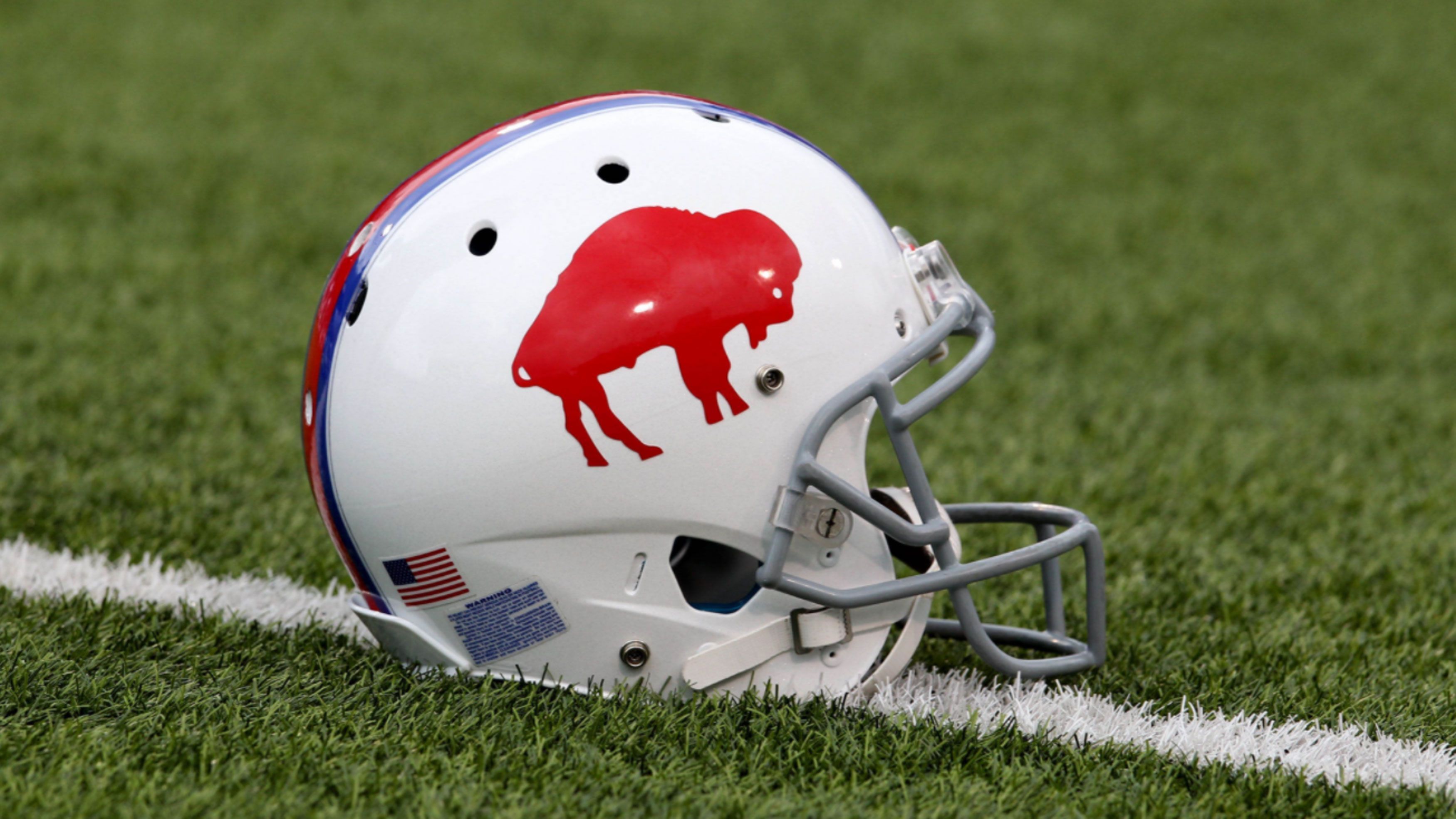 
                <strong>Buffalo Bills</strong><br>
                Der Throwback-Helm der Bills aus der Zeit zwischen 1965 und 1973. Das Logo war damals noch ein roter Büffel, anstatt wie heute, der blaue mit einem roten Streifen.
              