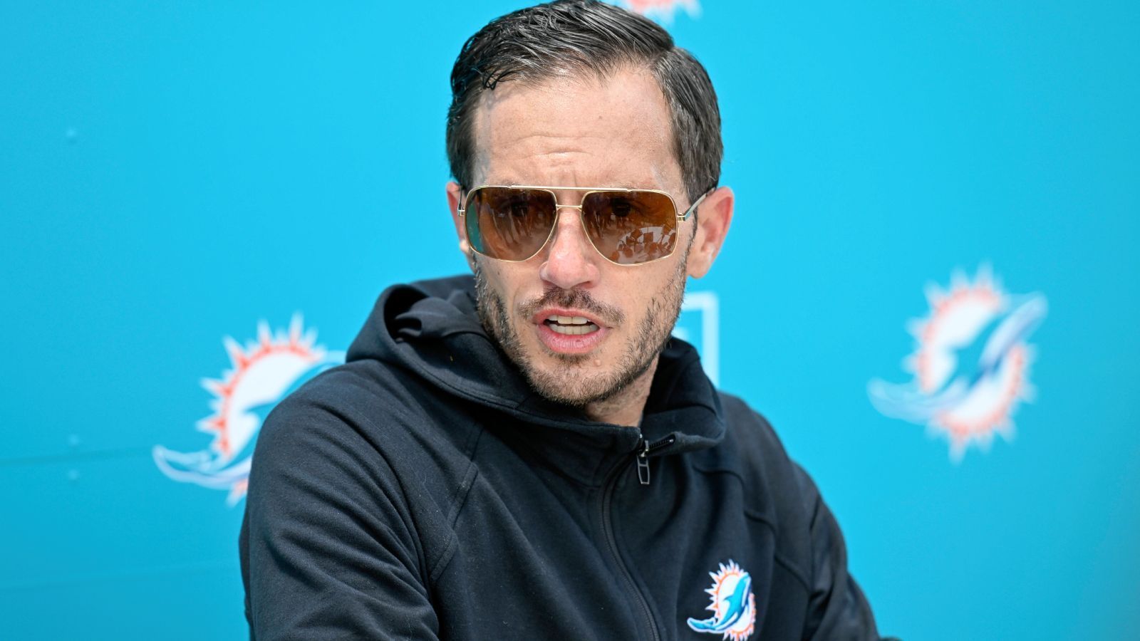 
                <strong>Mike McDaniel (Miami Dolphins)</strong><br>
                Nach der fragwürdigen wie tumultreichen Entlassung Brian Flores' stellten die Miami Dolphins Mike McDaniel als neuen Head Coach vor. Während der defensiv denkende Flores meist mit ernster Miene die Pressekonferenzen abhielt, ist der offensiv denkende McDaniel bei Medienrunden gerne zu Scherzen aufgelegt. 2016 erreichte er als Offensive Coordinator der Atlanta Falcons den Super Bowl, 2019 als Laufspiel-Beauftragter der San Francisco 49ers ebenfalls. Auch wenn beide Endspiele verloren gingen, McDaniel ist ein gefragter und spannender Coach, dem die meisten eine rosige Zukunft voraussagen.
              