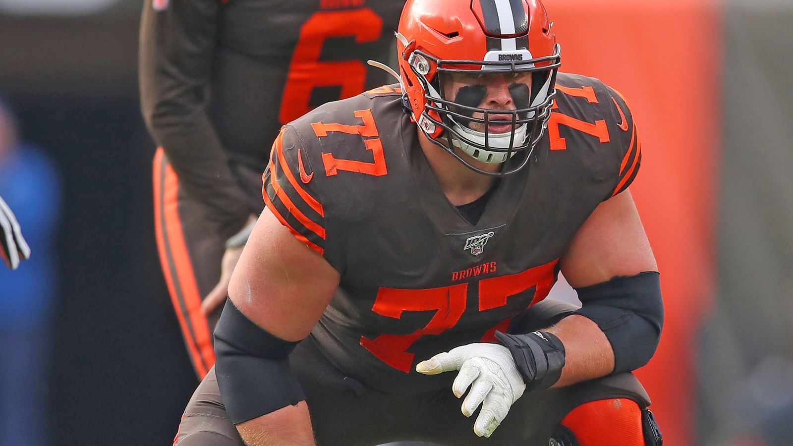 
                <strong>Right Guard: Wyatt Teller (Cleveland Browns)</strong><br>
                Laufspielzüge in unserer All-Star-Offense sollten vor allem über die rechte Seite der O-Line laufen. Hier stehen nämlich zwei Bäume von Männern parat, die die Cleveland Browns zu einem der gefährlichsten Teams auf dem Boden machten und die laut "Pro Football Focus" zu den Besten auf ihrer jeweiligen Position zählen. Rechts neben dem Center: Guard Wyatt Teller. Rechts neben Wyatt Teller ...
              