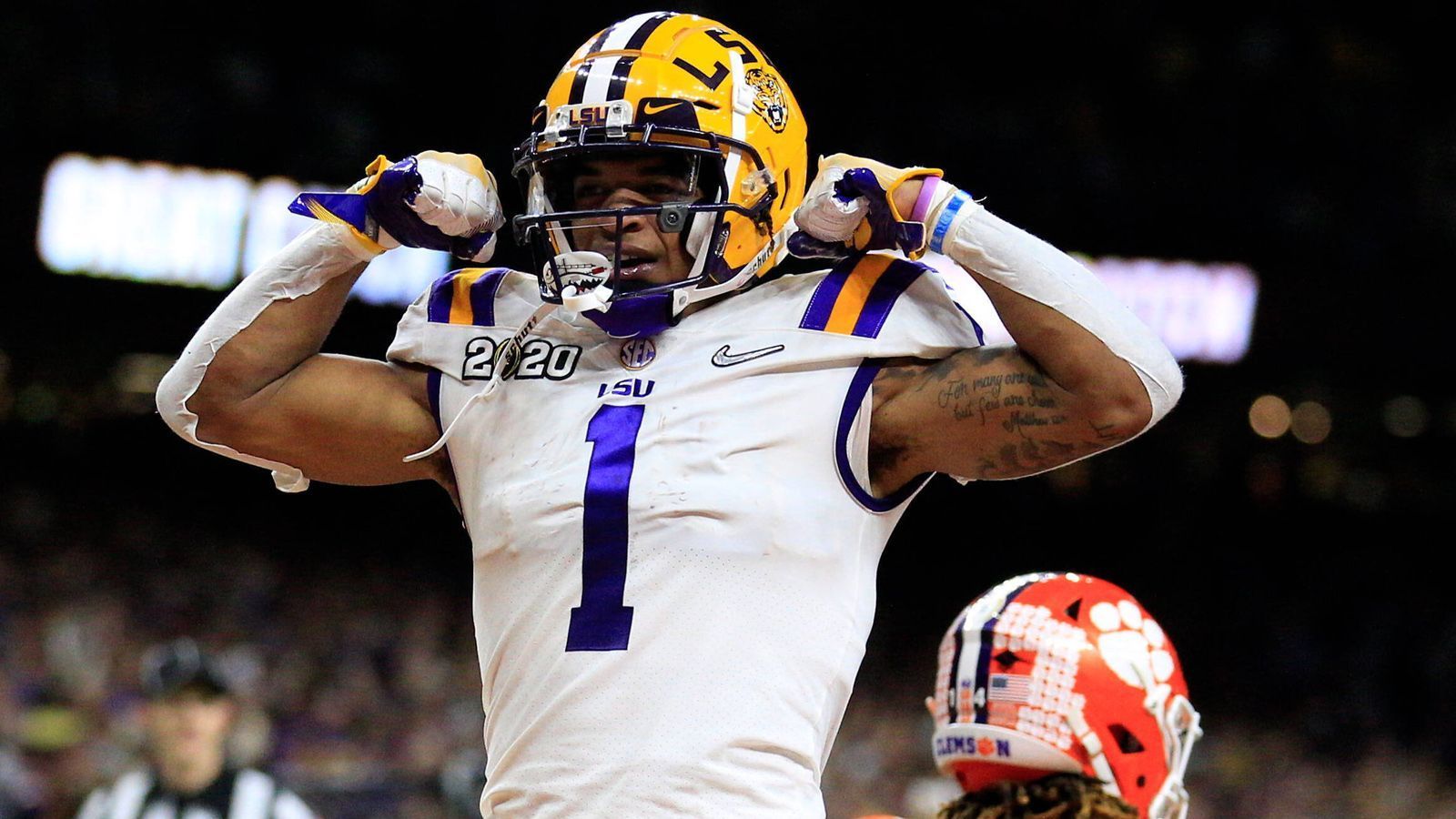 
                <strong>Kristian Fulton (LSU)</strong><br>
                Auch Kristian Fulton ist ein typischer Press-Man-Cornerback. Heißt also: Er ist ein Passverteidiger, der dem Wide Receiver direkt gegenübersteht und mit Körperkontakt versucht, dessen Timing zu zerstören. Vergangene Saison verbuchte er 38 Tackles und eine Intereption. Allerdings sorgte Fulton nicht nur für positive Schlagzeilen: Bei einem Drogentest tauschte er sein Urin gegen ein anderes aus. Später gab er zu, er hätte zwei Tage vor dem Test Marihuana konsumiert und deshalb das Ergebnis manipuliert. Die NCAA brummte ihm eine zweijährige Sperre auf. Letztendlich musste er allerdings nur 2017 pausieren. Vergangene Saison zählte er zu den Schlüsselspielern von LSU und gewann die College-Meisterschaft.  
              