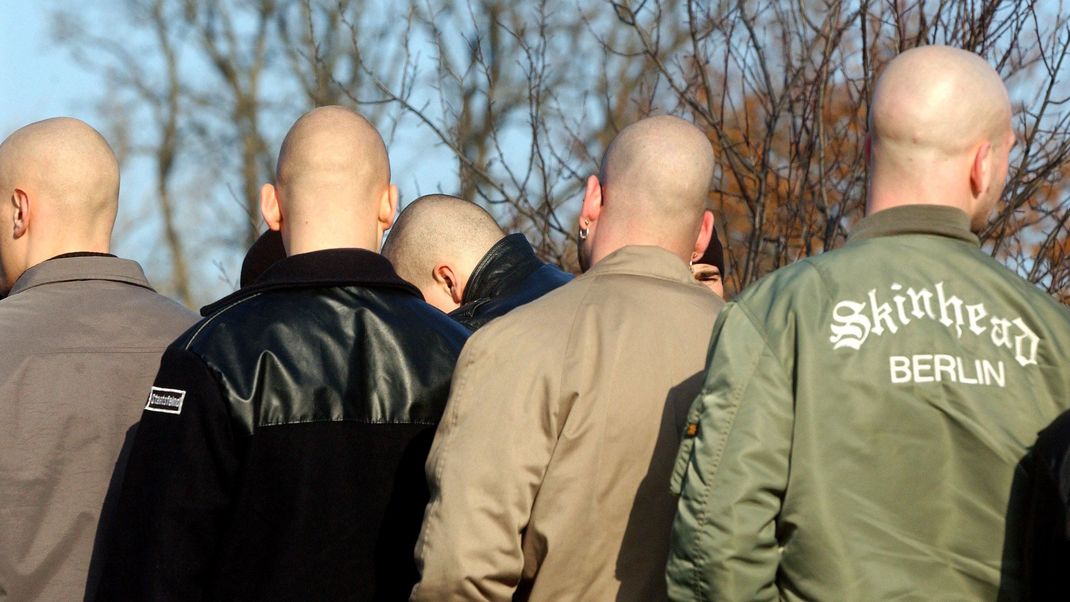 Junge Neonazis stehen während einer Demonstration zusammen.&nbsp;