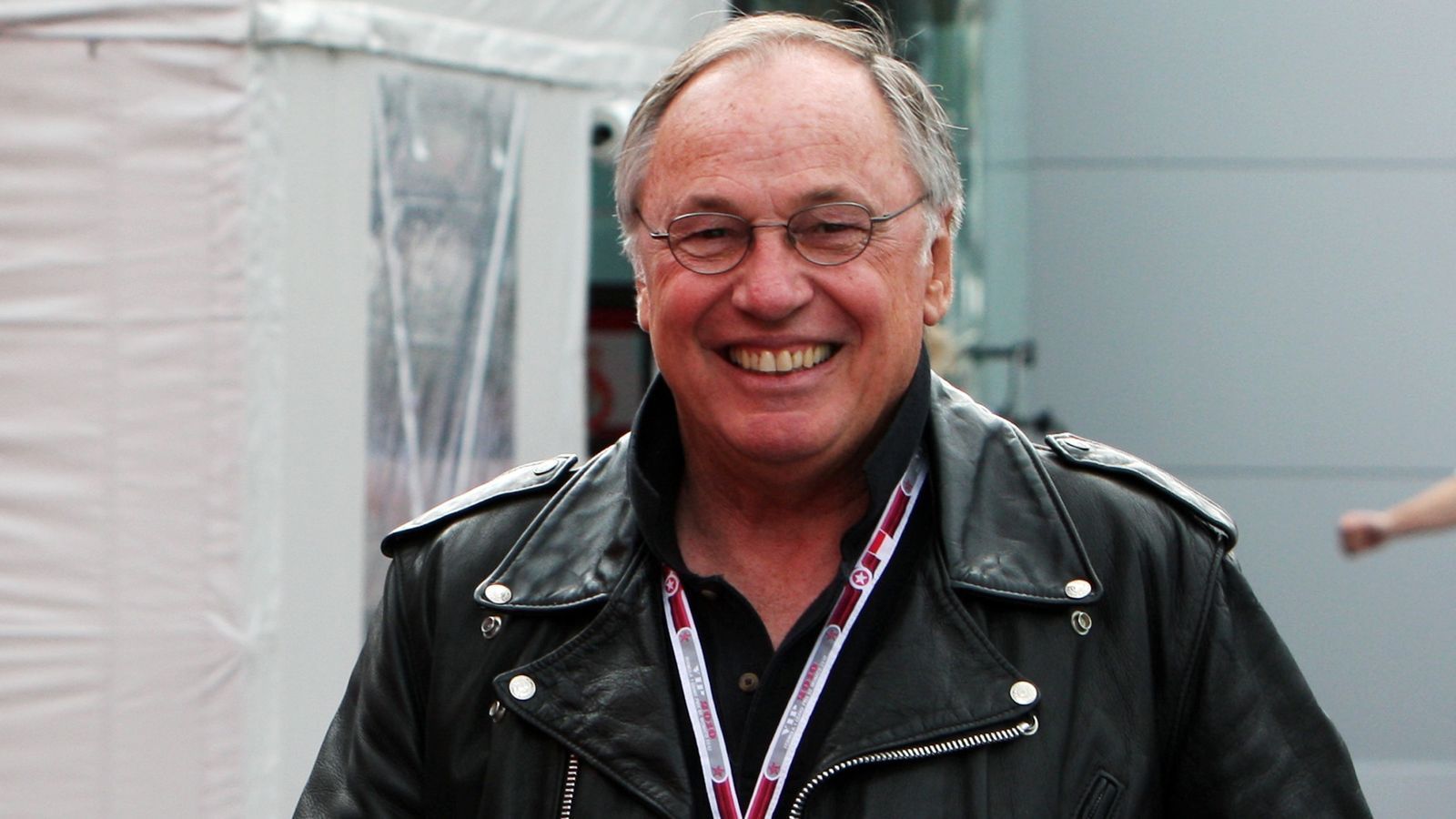 <strong>Jean-Louis Schlesser (1988)</strong><br>
                1988 startete der spätere zweimalige Gewinner der Rallye Dakar in Hockenheim. In einem Mercedes 190 E 2.3-16 wurde der Franzose in den Rennen Zehnter und Siebter.
