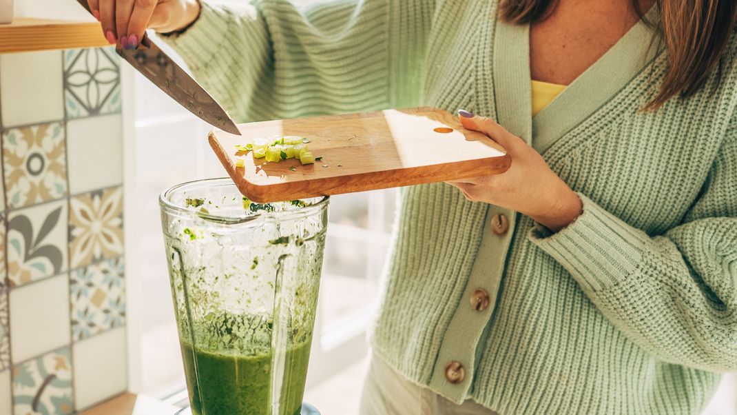 Grüner geht's nicht: Detox-Saft mit Äpfeln, Aprikosen, Mangold und Grünkohl - lecker und gesund obendrein!