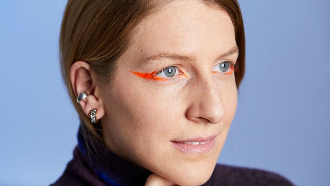 Bunter Eyeliner sorgt für Abwechslung beim Weihnachts-Make-up.