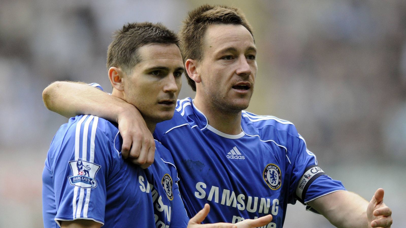 
                <strong>Gemeinsamer Saufabend am 11. September 2001</strong><br>
                John Terry und Frank Lampard galten beim FC Chelsea als gute Kumpels, schlugen aber auch einmal gemeinsam über die Stränge. Einen geschmacklosen Ausrutscher leisteten sich die beiden am 11. September 2001 – dem Tage der Terror-Anschläge auf die USA. Weil nämlich der Flug zu einem Auswärtsspiel des FC Chelsea gestrichen wurde, zogen Terry und Lampard am Abend durch die Bars und sollen amerikanische Touristen verbal belästigt haben. Dafür gab es eine dicke Geldstrafe.
              