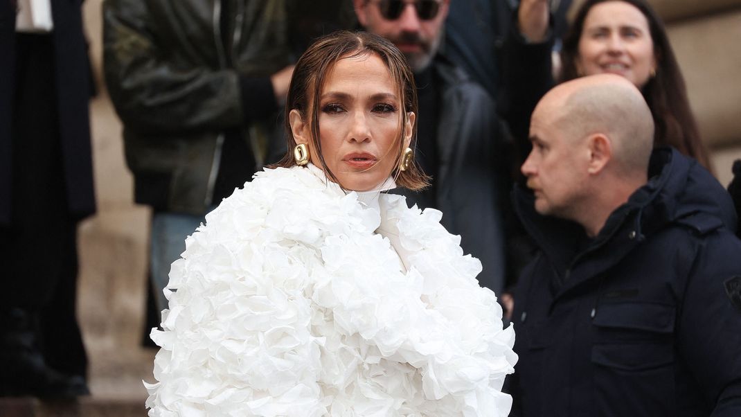 Jennifer Lopez trug eine Jacke aus echten, konservierten Blüten bei der Schiaparelli Haute Couture Spring/Summer 2024 Show bei der Paris Fashion Week.