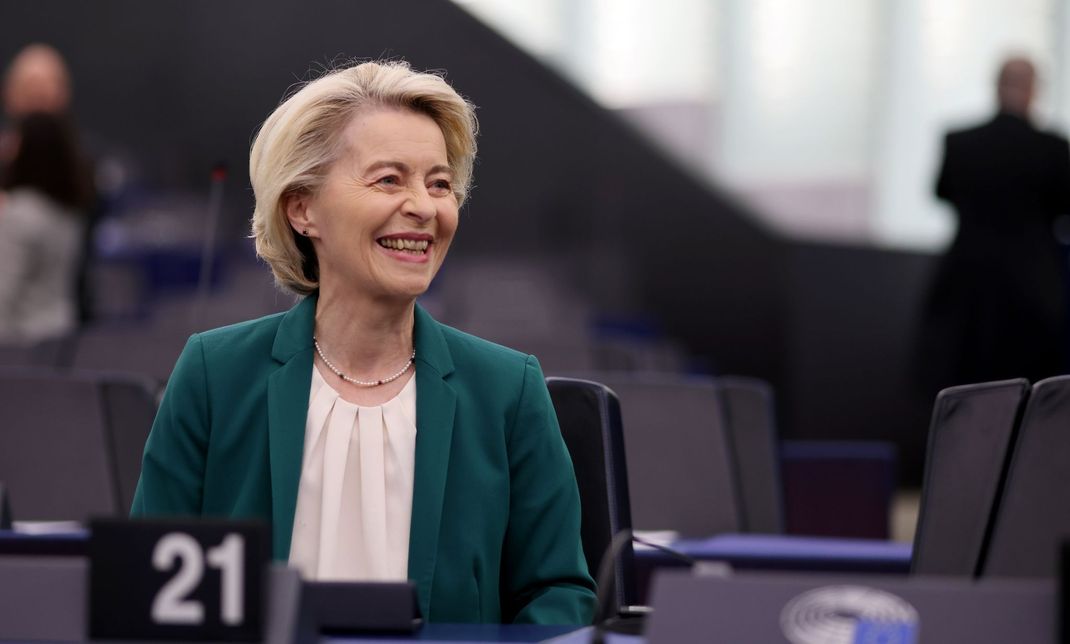 Abgeordnete aus dem rechten Lager warfen Ursula von der Leyen Intrasparenz und Missmanagement vor.