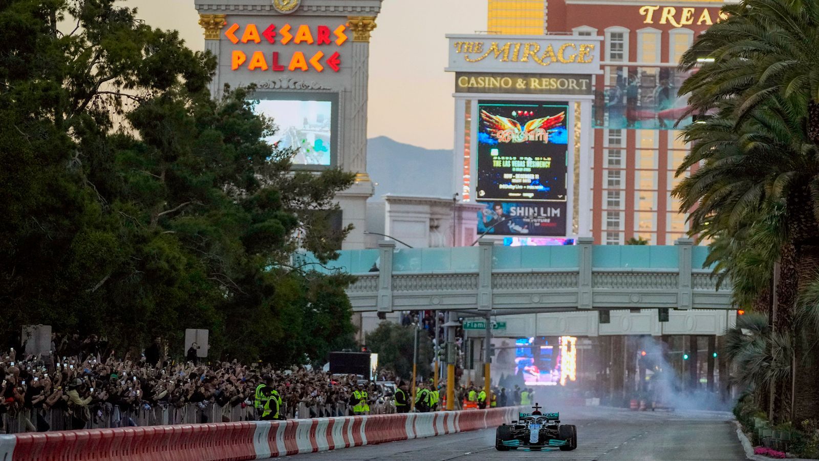 <b>Ziel: "Größte Show auf Erden"</b><br>Das Grand-Prix-Wochenende in Las Vegas soll auf Wunsch von F1-Eigentümer Liberty Media nichts Geringeres als die "vielleicht größte Show auf Erden" werden. Damit das gelingt, setzt die Formel 1 nicht nur auf ein (hoffentlich) spektakuläres Nachtrennen, sondern auf ein anspruchsvolles Rahmenprogramm. <em><strong>ran</strong></em> zeigt, wie pompös der vorletzte Grand Prix des Jahres werden soll.