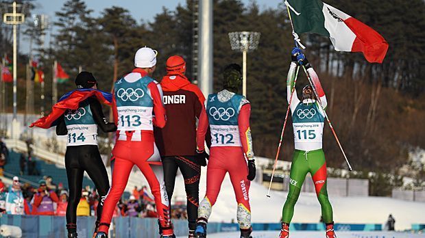 
                <strong>German Madrazo (Mexiko, Langlauf)</strong><br>
                Platzierung in Pyeongchang: Platz 116 (von 118) im 15-Kilometer-Freistil-LanglaufGerman Madrazo wurde zwar Letzter im Langlauf, bejubelt wurde er dennoch. Der 42-Jährige Mexikaner lernte das Skifahren erst vor einem guten Jahr. Für das Training unter Anleitung musste er sogar sein Triathlon-Fahrrad verkaufen. All das tat er, um sich seinen olympischen Traum zu erfüllen. Dafür wurde er im Ziel von anderen Athleten wie Pita Taufatofua aus Tonga, aber auch Olympiasieger Dario Cologna gebührend gefeiert.
              