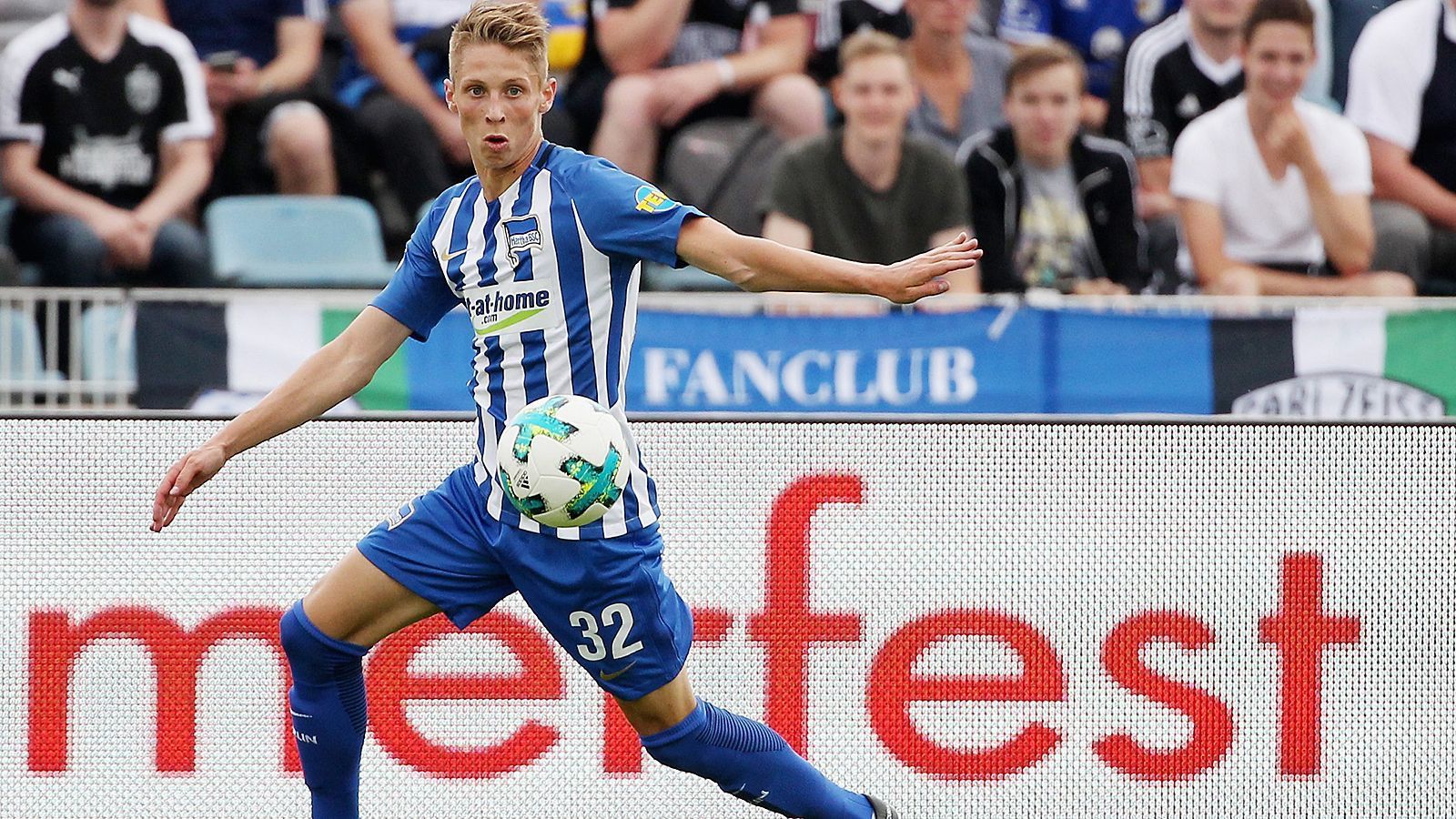 
                <strong>Palko Dardai</strong><br>
                Auch Palko Dardai hat mit gerade einmal 19 Jahren bereits einen Profivertrag erhalten und durfte schon viermal auf höchster Ebene unter seinem Vater auflaufen. Einfacher macht ihm der Mann auf der Trainerbank das Leben aber nicht. "Ich bin sein Papa, er hat ein schwieriges Leben", sagte Pal Senior, "so wie ich auch bei meinem Vater, der mein Trainer war." Also musste sich der Linksaußen zum Großteil über die A-Junioren-Bundesliga empfehlen, und steuerte dort neun Treffer und drei Vorlagen auf dem Weg zum Titel bei. Interessantes Detail: Obwohl Vater Pal 61 Mal für die ungarische Nationalelf auflief, spielt Palko derzeit für die U19-Auswahl Deutschlands.
              