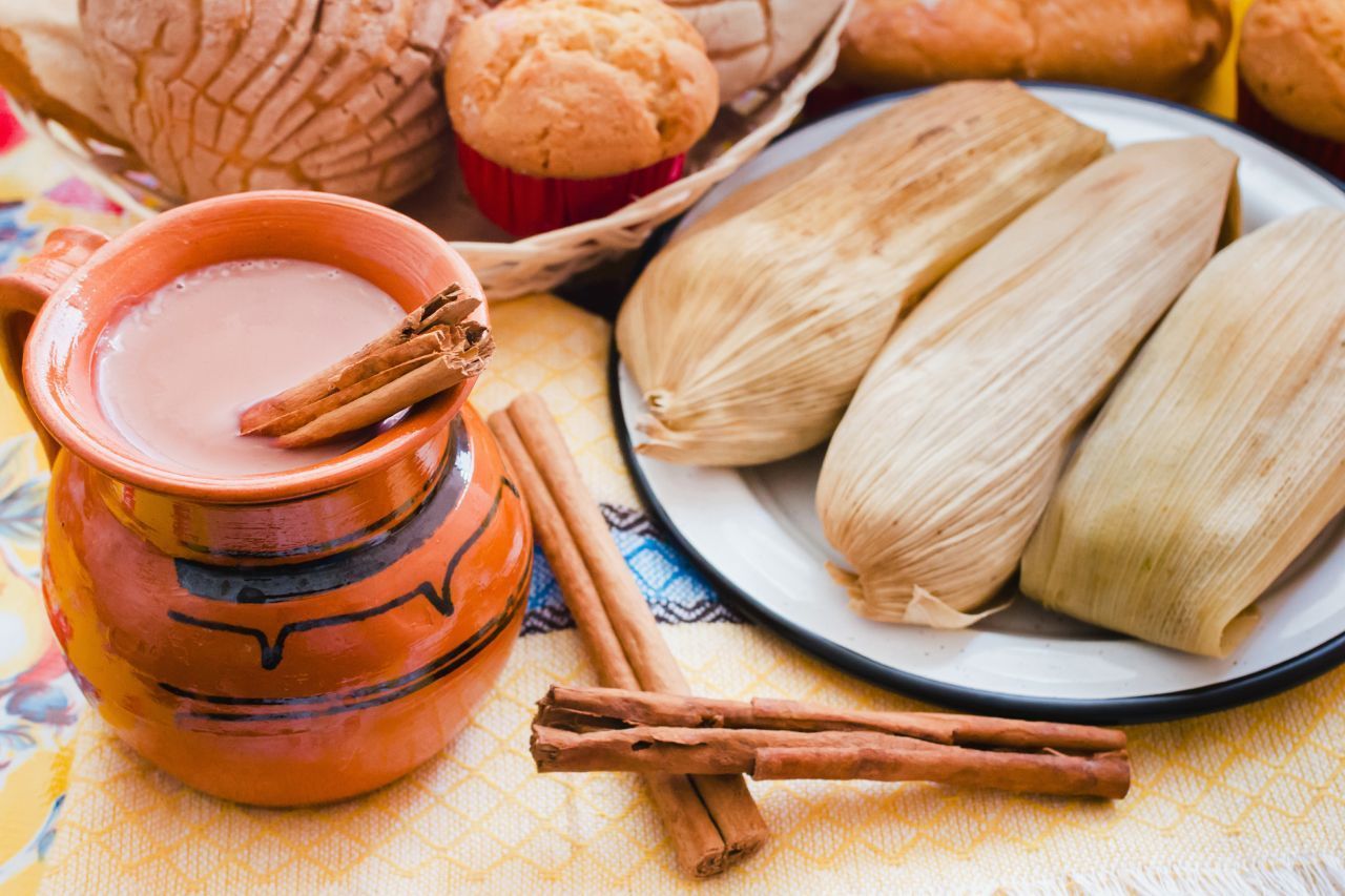 In Mexiko trinkt man in der Weihnachtszeit "Atole". Traditionell wird das Heißgetränk aus Mais mit Tamales (gefüllte Mais-Taschen) serviert. Die Schoko-Variante nennt sich "Champurrado". | Zutaten (für 4 bis 6 Tassen): 1/2 Tasse Mais-Mehl, 3 Tassen Wasser, 1 Tasse Milch, 100 g dunkle Schokolade (zerkleinert), 3 EL brauner Zucker, ¼ TL gemahlener Zimt, 1 Prise Salz | Zubereitung: Mais-Mehl in einem Topf bei mittlerer Hitze erw