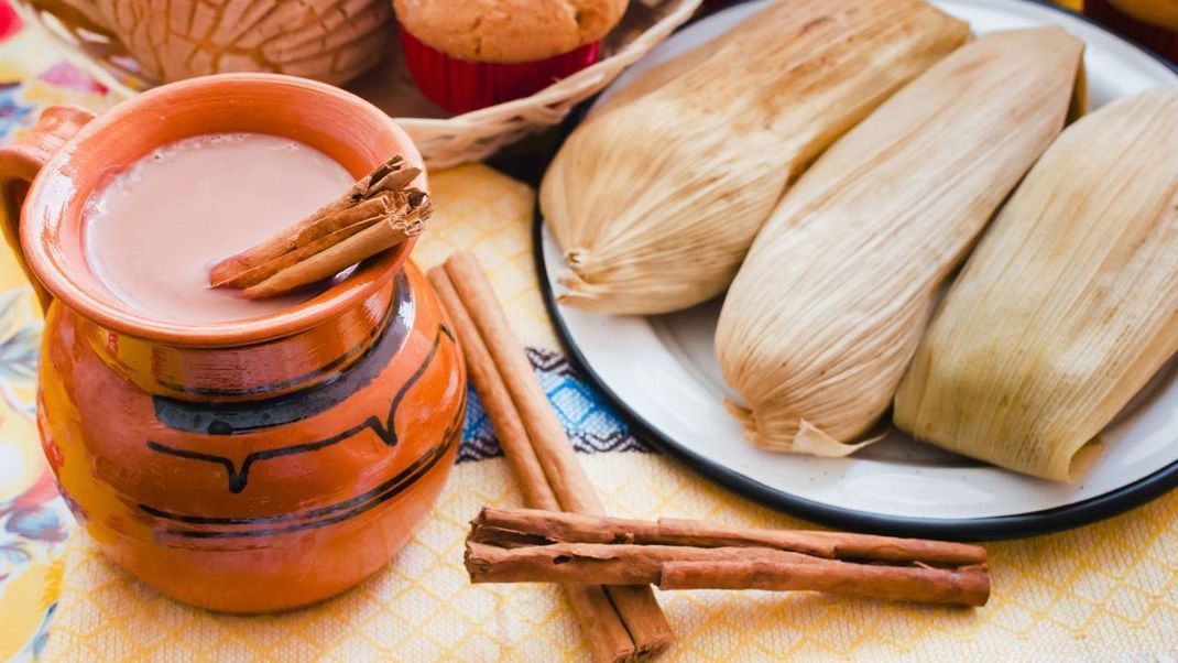 In Mexiko wird das köstliche Heißgetränk, das aus Schokolade und Maismehl zubereitet wird, gerne zu Churros oder Tamales getrunken.