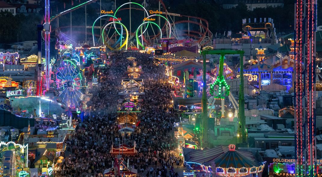 Blick vom Turm der Kirche Sankt Paul auf das Festgelände des Oktoberfests. Die Wiesn findet vom 21. September bis 6. Oktober 2024 statt.