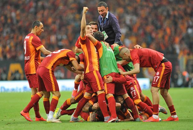 
                <strong>Galatasaray Istanbul (Türkei)</strong><br>
                Galatasaray Istanbul ist türkischer Meister 2015! Da Verfolger Fenerbace nur 2:2 gegen Basaksehir spielte, feierte "Gala" den Titel auf dem Sofa.
              