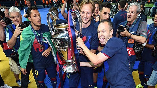 
                <strong>Platz 2: FC Barcelona mit 61,027 Millionen Euro</strong><br>
                Platz 2: FC Barcelona mit 61,027 Millionen Euro. Den Henkelpott räumen die Katalanen ab. Doch für den Sieg in der Geldrangliste reicht das nicht - trotz 10,5 Millionen Euro Prämie für den Final-Erfolg. "Barca" gewinnt elf seiner 13 Partien und sammelt somit fünf Millionen Euro ein. Der Anteil aus dem Marktpool fällt mit 24,627 Millionen nicht besonders üppig aus.
              