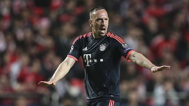 
                <strong>Franck Ribery</strong><br>
                Franck Ribery: Wie Costa auf der anderen Seite, war auch der Franzose auf der linken Seite sehr bemüht. Allerdings brachten auch Riberys Aktionen in den ersten 45 Minuten nicht wirklich etwas ein. Mit einem guten Laufweg und Pass auf Müller 20 Minuten vor Schluss, das Tor zählte aber wegen Abseits nicht. Sorgte in der Schlussphase mit einigen energischen Antritten für Entlastung. Insgesamt aber eine durchschnittliche Leistung Riberys. ran-Note: 3
              