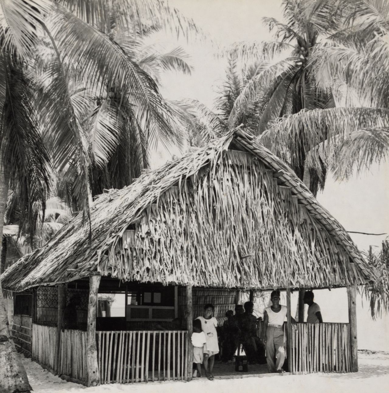 Vor den Atombombentests lebten 167 Bikianer auf den Inseln. Sie alle wurden auf das kleinere Rongerik-Atoll umgesiedelt.