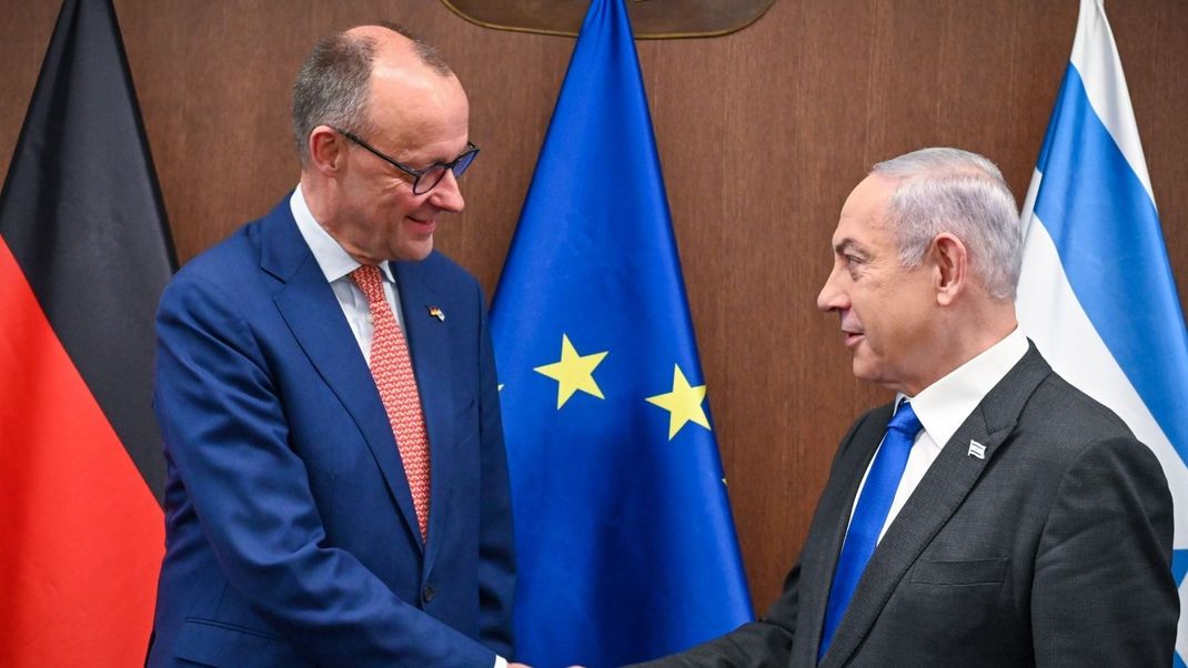 Friedrich Merz (CDU,l), Unionsfraktions- und CDU-Chef, trifft während seiner Israel-Reise Benjamin Netanjahu, Ministerpräsident von Israel.