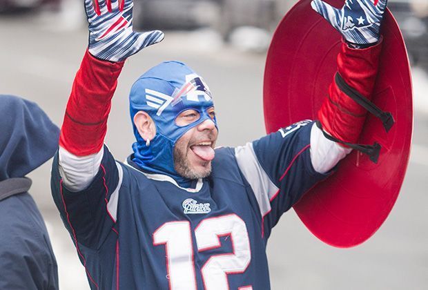 
                <strong>Brady Superheld</strong><br>
                Dieser Fan zeigt offen seine Verehrung für Tom Brady (Nr. 12 der Patriots) - der Quarterback ist eine Mischung aus Superheld und Football-Spieler.
              
