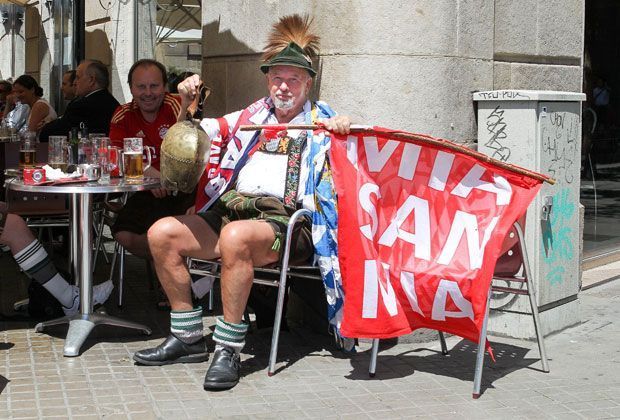
                <strong>Rote Invasion in Barcelona</strong><br>
                Dieser Ur-bayerische Fan hat das FCB-Motto nach Katalonien mitgebracht
              