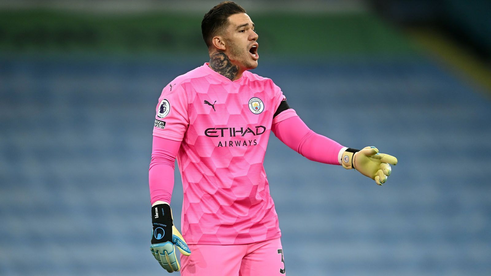 
                <strong>Torwart: Ederson (Manchester City)</strong><br>
                Der Brasilianer bot Manchester City einen sicheren Rückhalt. Bei 36 Einsätzen in der Premier League kassierte Ederson lediglich 28 Gegentore und blieb in 19 Partien ohne Gegentor. Im Januar bzw. Februar hatte er sechs Partien hintereinander, in denen er nie hinter sich greifen musste.
              