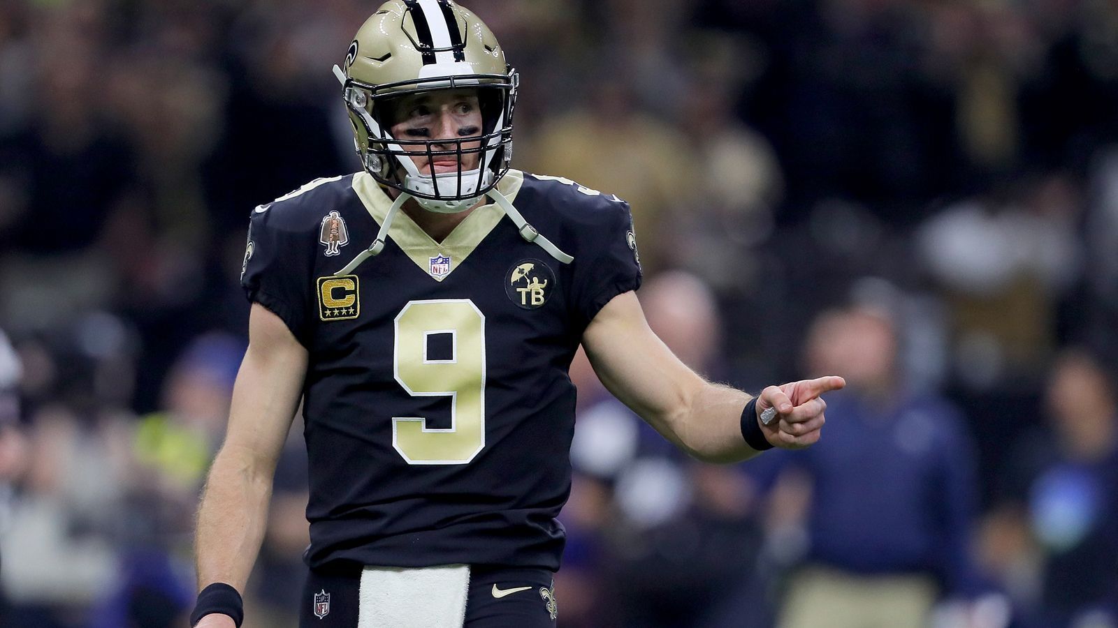 
                <strong>5. Drew Brees (Quarterback, New Orleans Saints), PFF Grade 94,0</strong><br>
                Seine 94,0 sind der zweitbeste PFF-Wert aller NFL-Spieler. Doch weil die Statistik-Nerds nicht nur die blanke Zahl, sondern auch Faktoren wie das Potenzial der Spieler für die Zukunft, Verletzungen und weitere Rahmenbedingungen in ihr Ranking einfließen lassen, ist Brees noch nicht einmal der bestplatzierte Quarterback des Rankings. Doch seinen Job hat der inzwischen 40-Jährige in der vergangenen Saison dennoch glänzend gemacht: 20 Prozent seiner 489 Passversuche waren laut PFF "perfekt", weitere 71,5 Prozent bewertete PFF mit dem Prädikat "genau". Gerade einmal 7 Prozent seiner Würfe wurden vom PFF negativ bewertet. Absoluter Spitzenwert!
              