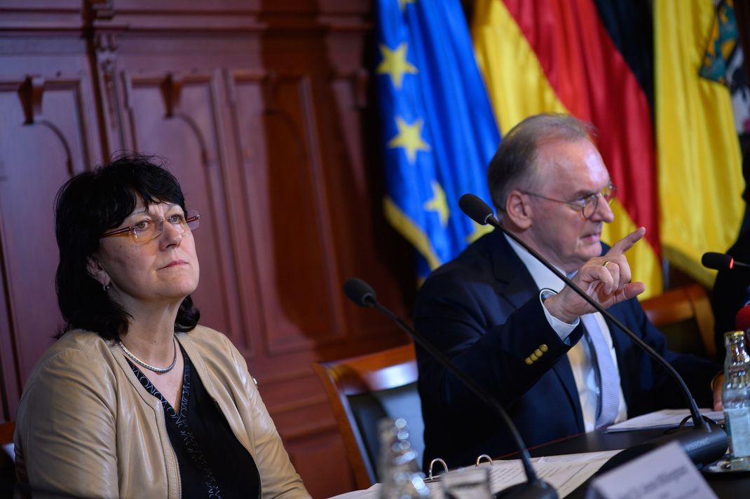 Nach internen Streitigkeiten muss Sachsen-Anhalts Bildungsministerin Feußner (links) ihr Amt niederlegen.