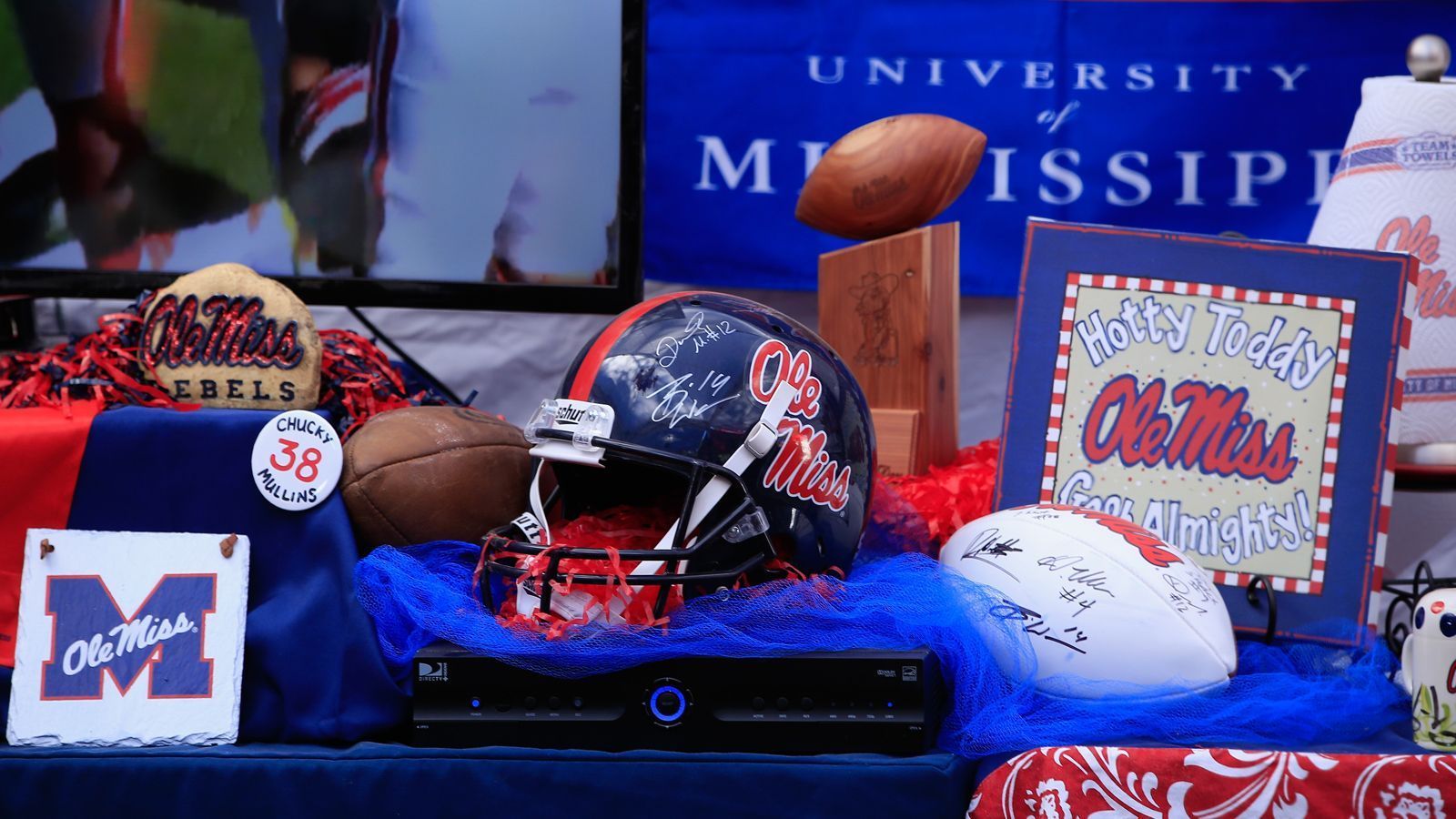 
                <strong>Ole Miss Rebels: Das Mysterium "Hotty Toddy"</strong><br>
                Wer ein Spiel der Ole Miss geschaut hat, hat sicher schon den markenten Schlachtruf "Hotty Toddy" gehört. Den gibt es zwar schon seit Jahrzehnten, jedoch weiß keiner so ganz genau, woher er eigentlich kommt. Trotz aller Theorien gibt es innerhalb der Ole-Miss-Community keinen dokumentierten Hinweis auf das erste Auftreten dieses Schlachtrufs. Zur Abwechslung also mal ein skurriler Fangesang, der auch ohne Erklärung zur Legende geworden ist.
              