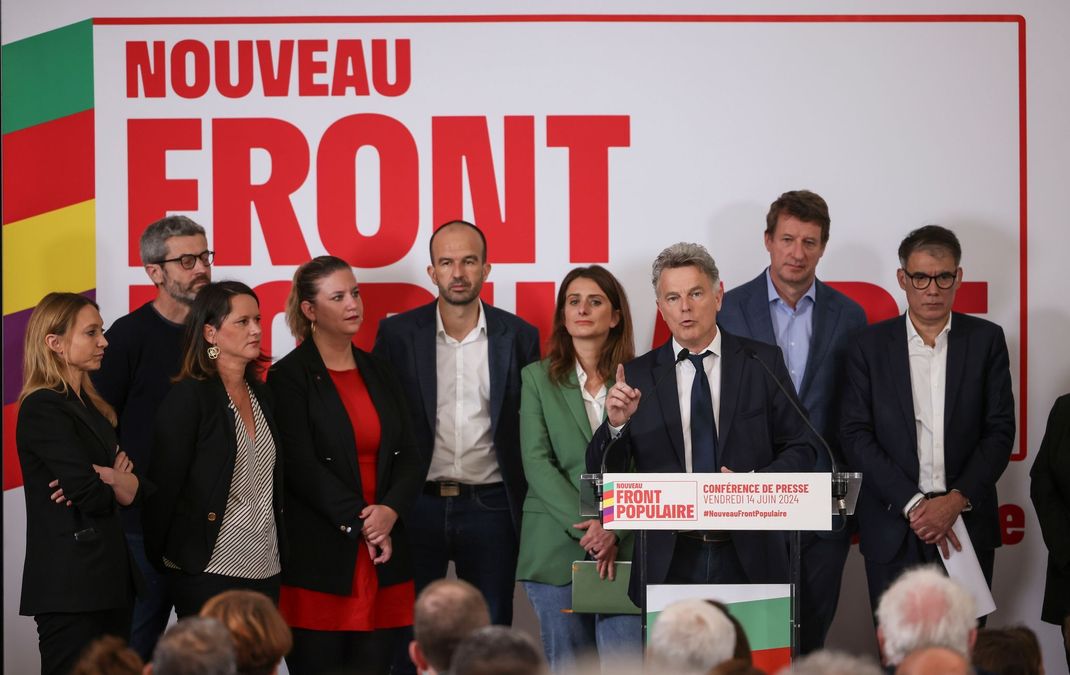 14. Juni 2024, Frankreich, Paris: Der nationale Sekretär der Kommunistischen Partei, Fabien Roussel (vorn), spricht bei einer Pressekonferenz, umgeben von Führer:innen der französischen Linkskoalition.