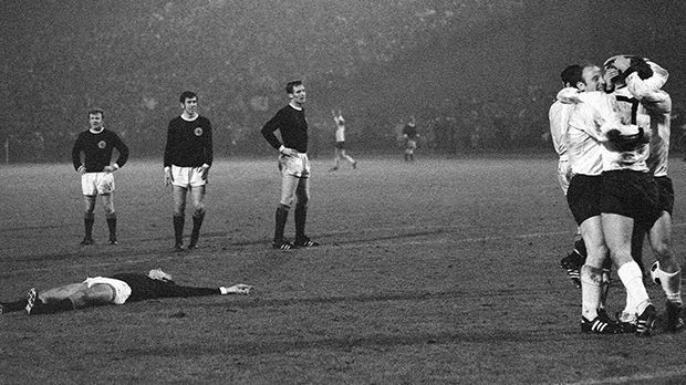 
                <strong>Qualifikation zur WM 1970</strong><br>
                Qualifikation zur WM 1970: Am Ende waren es doch drei Punkte Vorsprung in der Quali-Gruppe zur WM in Mexiko. Doch die waren hart umkämpft. Die Entscheidung fiel erst im letzten Spiel gegen Schottland, als Reinhard Libuda kurz vor Schluss den 3:2-Siegtreffer erzielte.
              