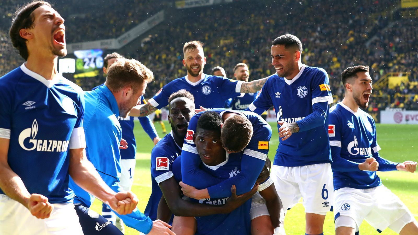 
                <strong>Saison 2018/19: Schalke triumphiert in Dortmund</strong><br>
                Am 31. Spieltag der Saison 2018/19 geht der FC Schalke 04 etwas überraschend als Sieger hervor. Die damals immer noch im Abstiegskampf involvierten "Knappen" gewinnen das Prestige-Duell auswärts beim BVB mit 4:2 und legen damit den Grundstein für den späteren Klassenerhalt. Borussia Dortmund, das früh durch Mario Götze in Führung ging, verspielt nicht nur dieses 1:0, sondern möglicherweise auch entscheidende Punkte im Titel-Fernduell mit den Bayern.
              